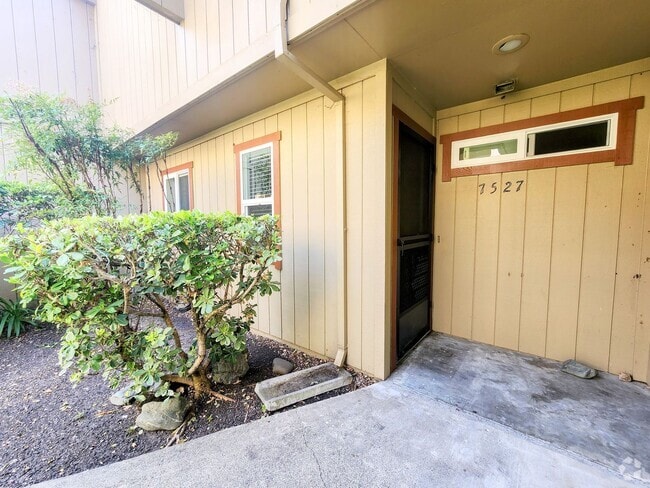 Building Photo - 1 Bedroom Condo For Rent