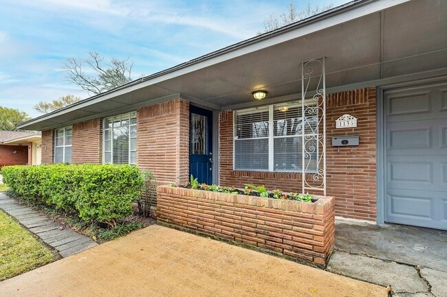 Photo - 1135 W 31st St