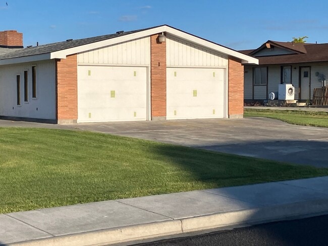 Photo - 302 N Crestview Dr