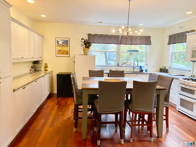 Photo - 1908 Stratfield Rd