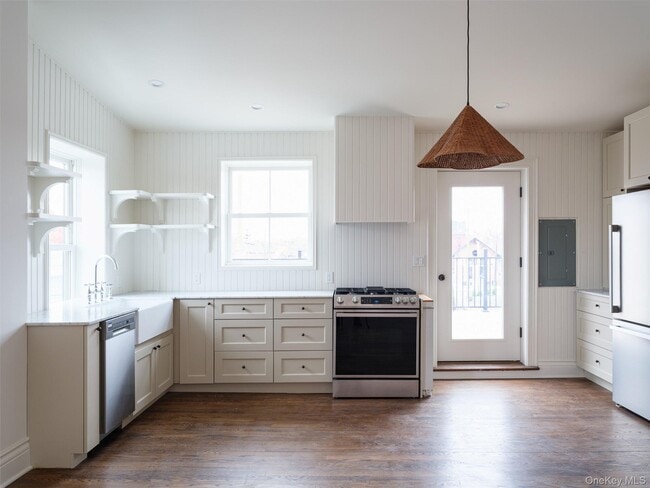 Building Photo - 702-704-704 Columbia St Unit 3