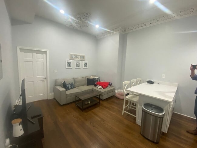 Photo - High-Ceilinged South End 2-Bedroom with Modern Finishes