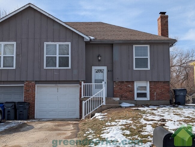 Building Photo - 823 S Lindenwood Dr