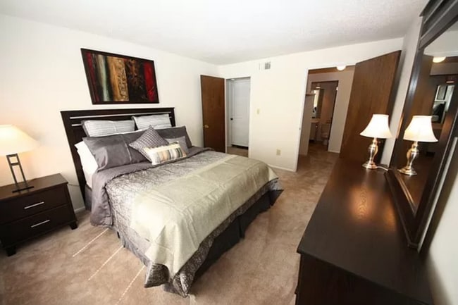 Photo - Waterford Square