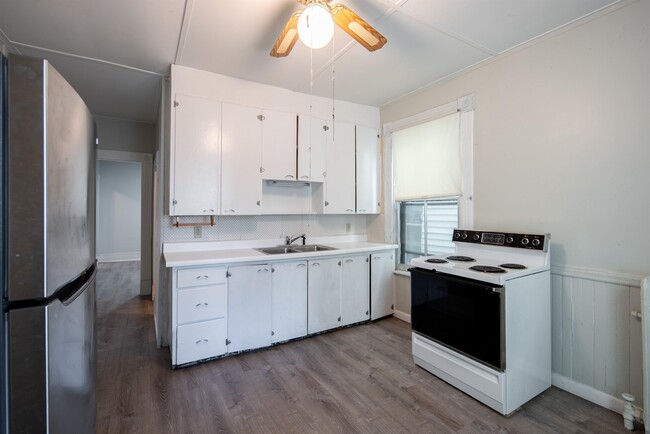 Building Photo - 159 Hoosick St Unit 1 Rear - Room 2