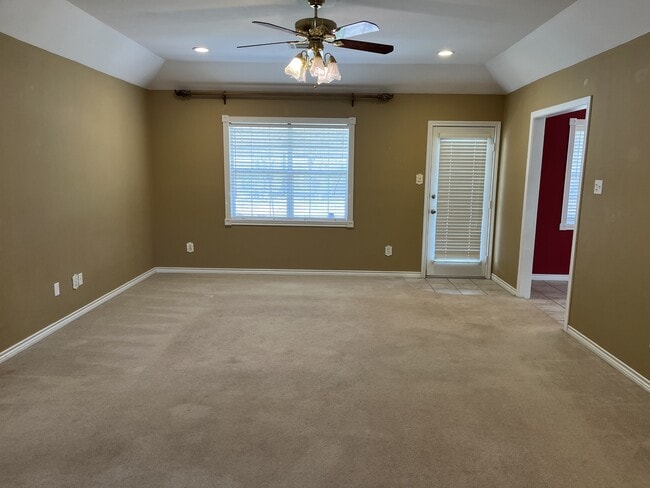 Photo - 302 Red Oak Ln