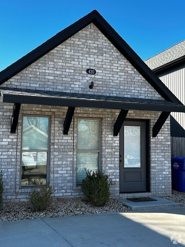 Building Photo - Very New 1 Bedroom 1 Bathroom Town Home No...