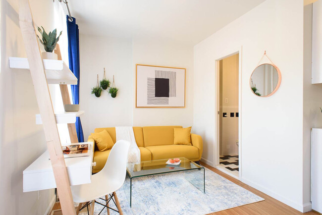 Building Photo - 402 E 11th St Rental