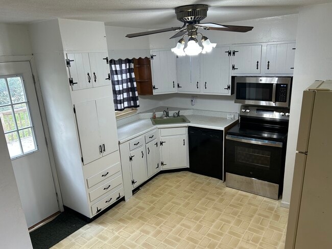 Photo - 609 E 14th St N