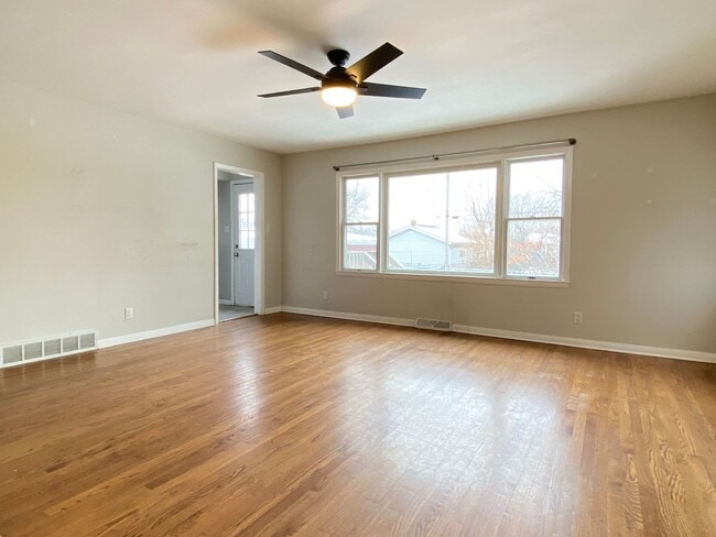 Photo - 3 Bedroom In Highland, IN