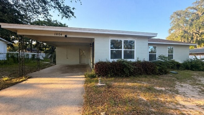 Building Photo - 1604 Woodlyn Dr