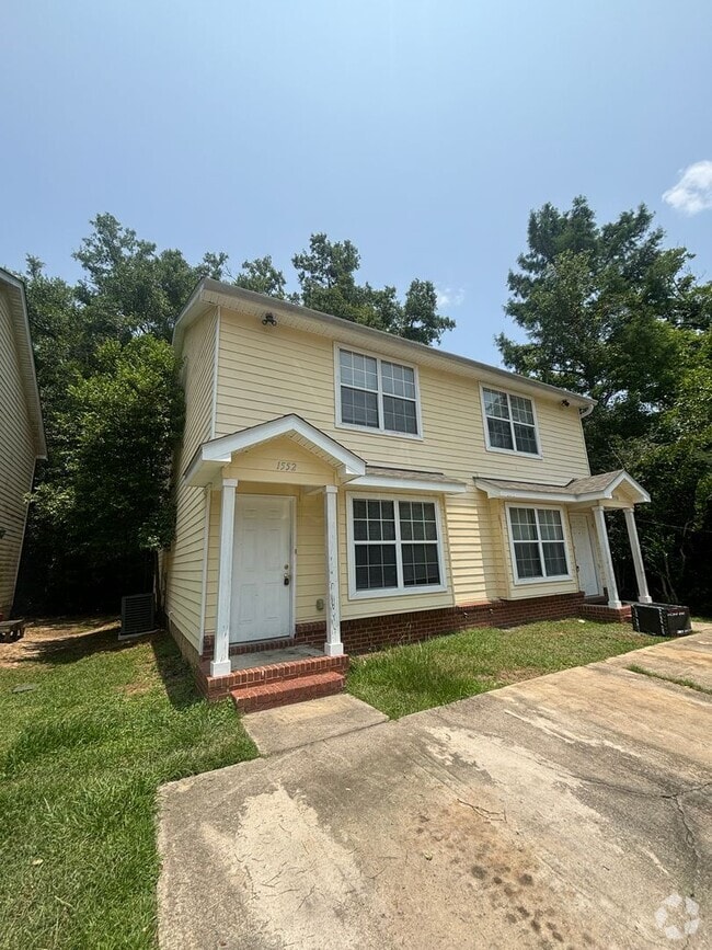 Building Photo - Awesome 3x3 Townhouse with Private Driveway!