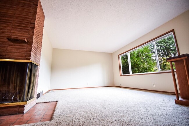 Building Photo - Charming 3 Bedroom 2 Bath Home with Large ...