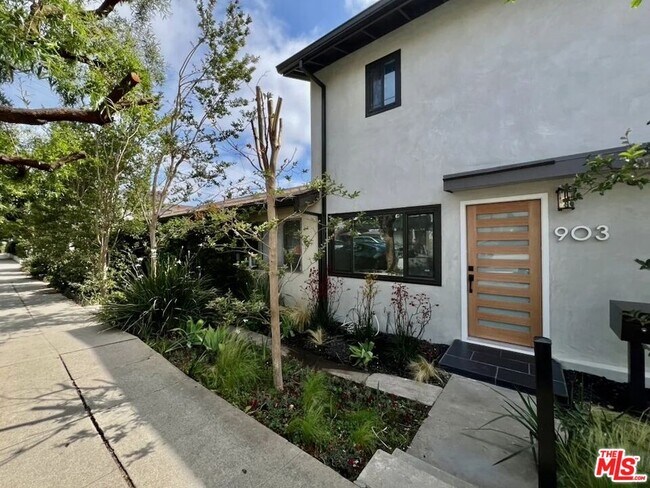 903 S Barrington Ave