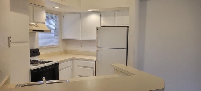 Building Photo - Venetian Place - 321 Unit 321 Rental