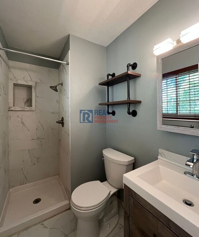 Photo - 4505 W 5th St