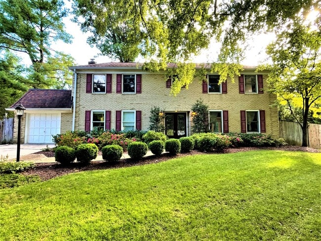 Building Photo - Luxury 5 bed, 3.5 bath with Pool! Rental