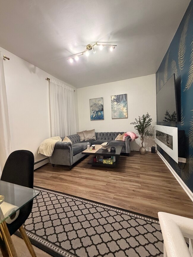 Building Photo - 2706 Bridge St Unit 2nd floor