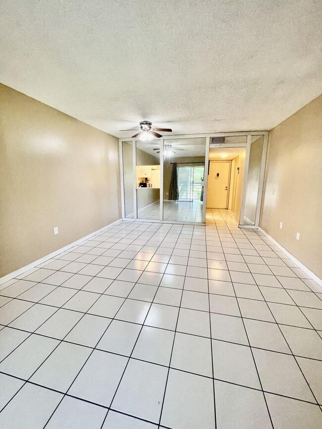 Building Photo - 4364 NW 9th Ave Unit 14-2b Rental