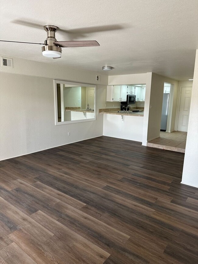 Building Photo - Updated Townhome