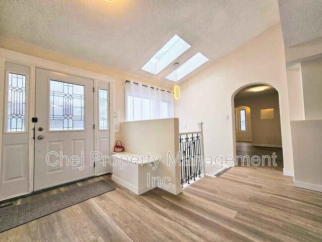 Photo - 10502-10100 100 Ave