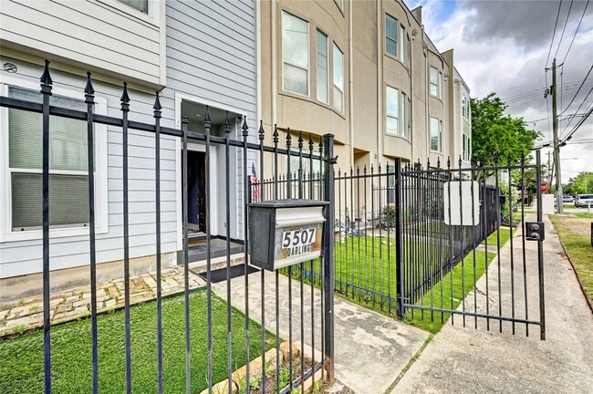 Building Photo - 5507 Darling St Rental