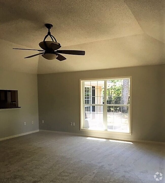 Building Photo - 3 Bedroom 2 Bath Rental