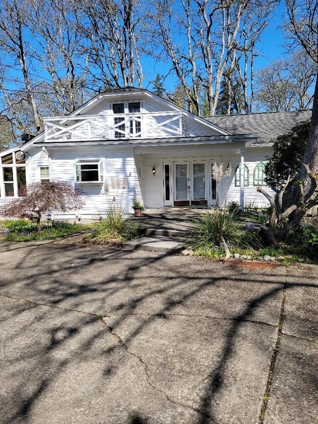 Building Photo - Beautiful Craftsman-style 3 bedroom, 2 bath home (1632 sq ft) near Lake Steilacoom PLUS studio c...