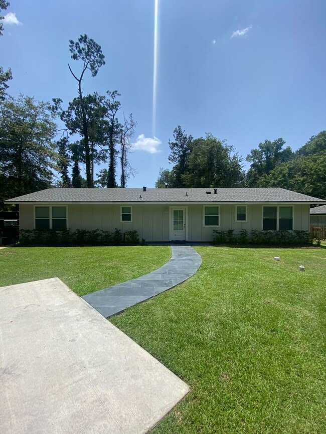 Building Photo - Newly renovated 3/2 home located in Covington