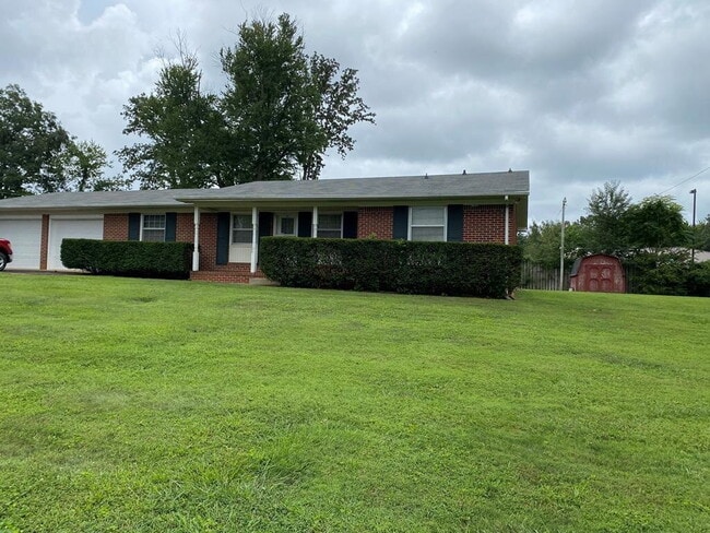Building Photo - 3-Bedroom 2-Bathroom Home with 2 car garage in Prime Cookeville Location!