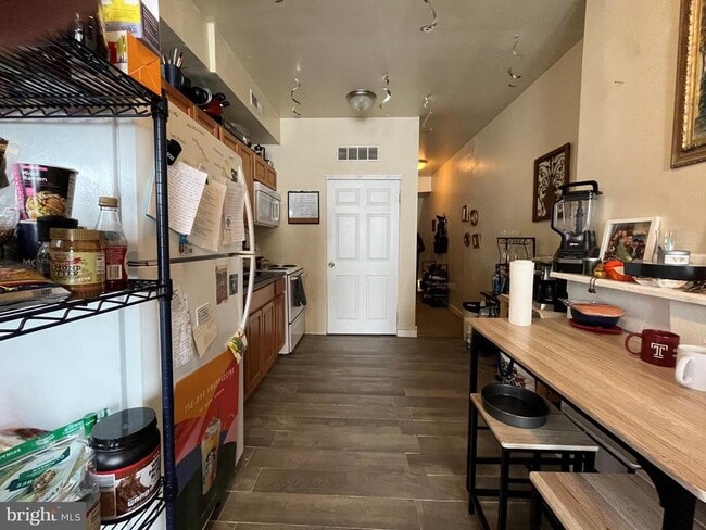 Building Photo - 1429 W Norris St