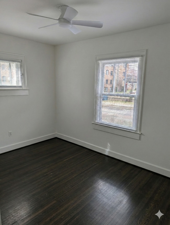 Photo - 723 E 54th St