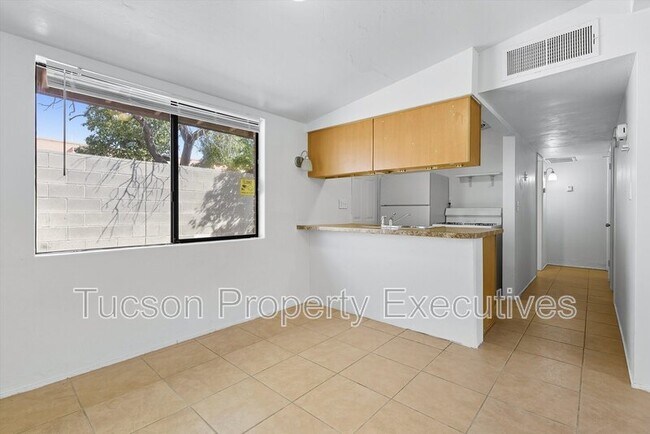 Photo - 1662 N Beverly Ave