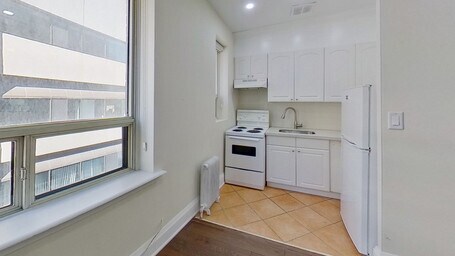 Kitchen - 710 Spadina Av