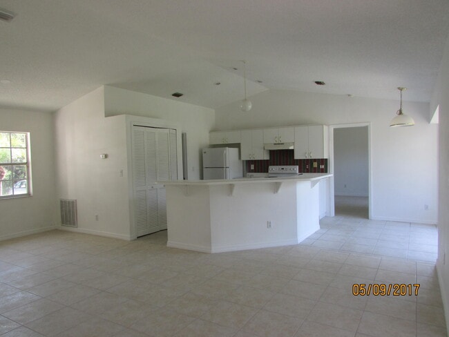 Photo - 407 Delmonico St NE
