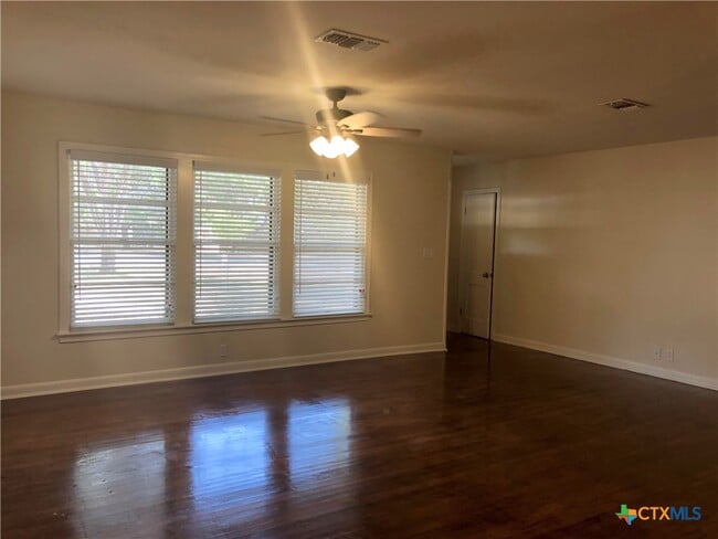 Photo - 1002 Hazelton St