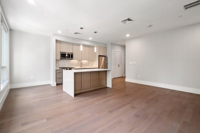 3193 Washington St Unit 305