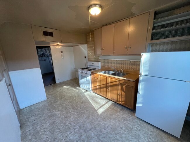 Building Photo - 337 Hemlock Dr
