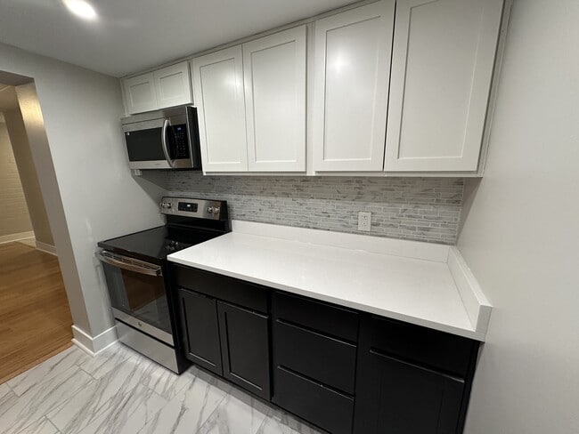 Photo - CHATEAUGAY APARTMENTS -- 004