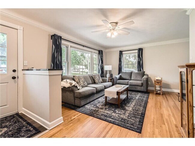 Photo - Like-New Redone Rambler with Family Room, ... Casa