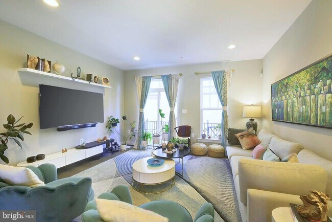 Photo - 719 Parkside Pl NE