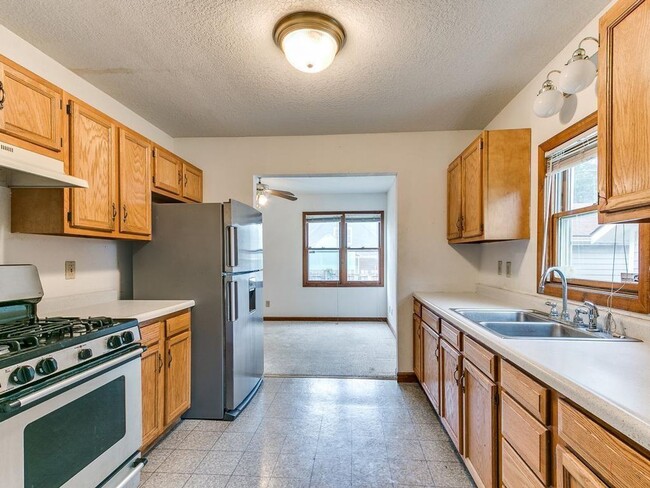 Photo - Spacious 5-Bedroom Home Near Drake University