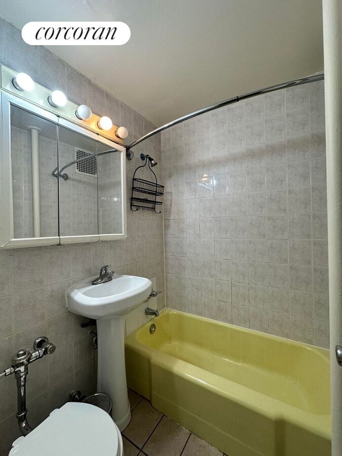 Photo - 444 W 49th St