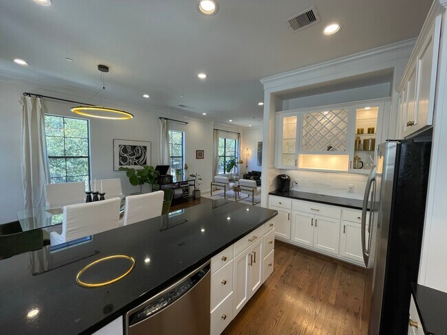 View to the entire living space - 2210 Mid Ln Unit 105