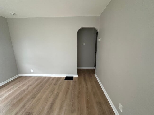 Photo - CUTE 2 BEDROOM HOUSE WITH LARGE BACKYARD IN HAMILTON! QUIET STREET