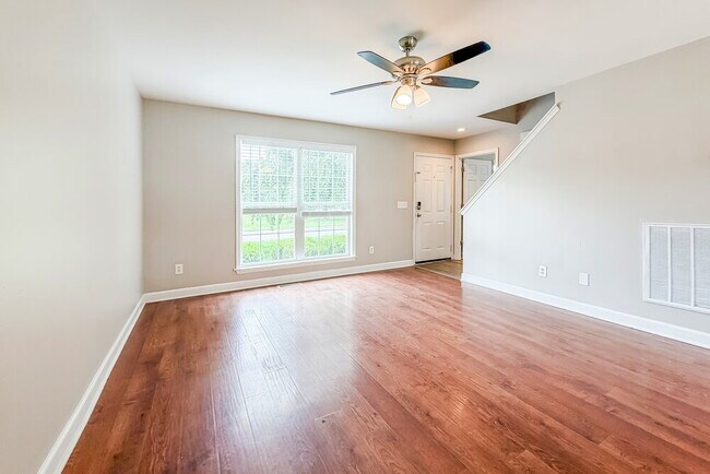 Photo - 2853 Sutherland Dr