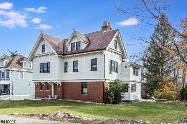 Building Photo - 11 Upper Mountain Ave Unit 1