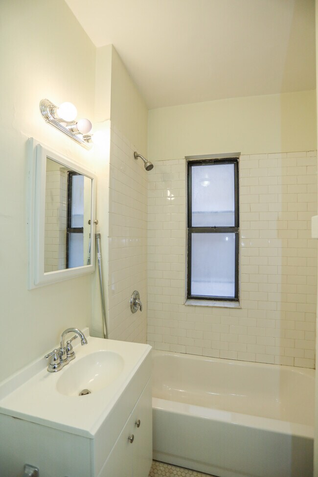 4546 N Malden St Unit 106