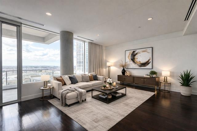 Building Photo - 2408 Victory Park Ln Unit 1032