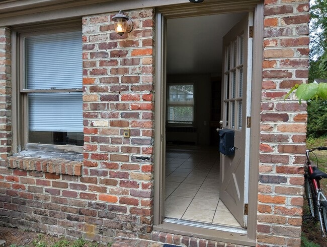 Building Photo - 1 bedroom 1 bath available in the City of ... Rental